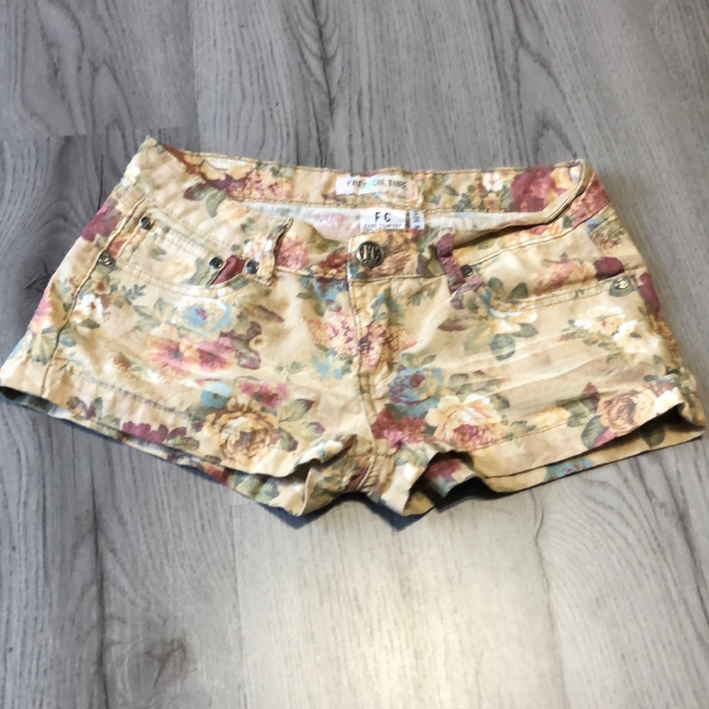 Free Culture Size 9 Floral Shorts